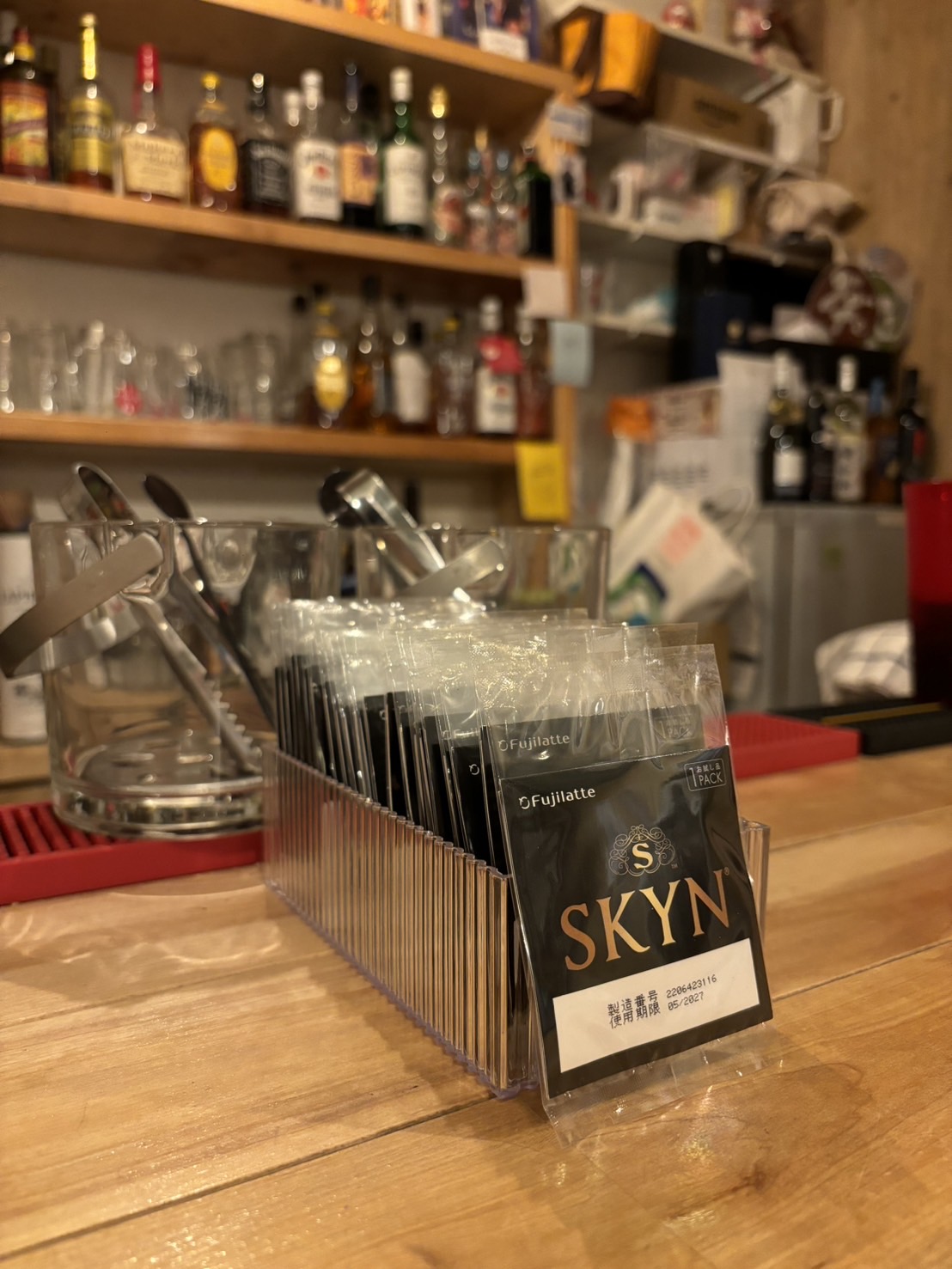 店舗に配布した不二ラテックス社の「SKYN」