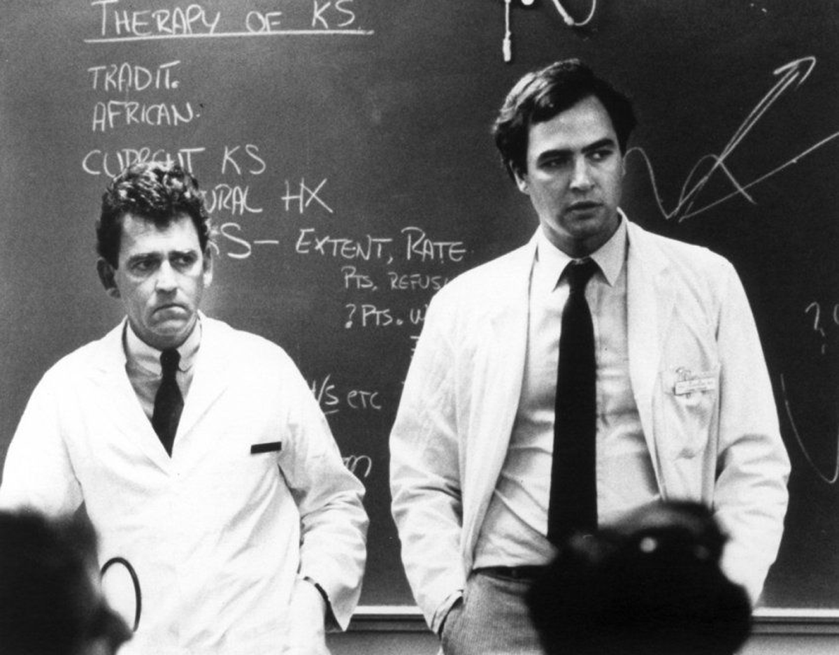 カポジ肉腫について議論するポール・ヴォルバーディング博士（右）とマーカス・コナント博士